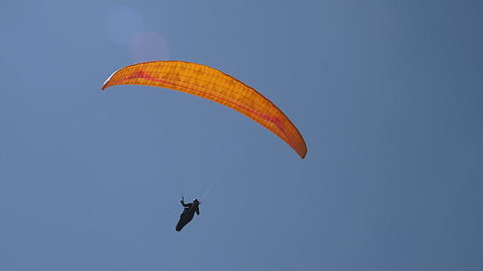 滑翔机在阳光明媚的白天飞行视频的预览图