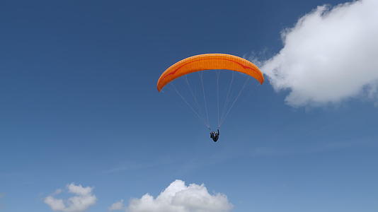 在滑翔伞上飞行的人视频的预览图