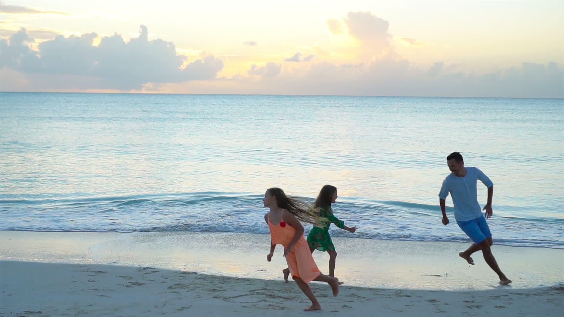 幸福的家庭一起在海滩上玩耍视频的预览图