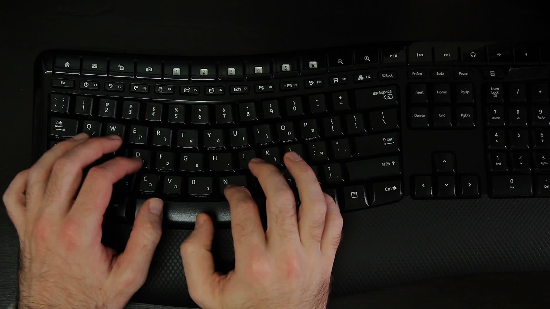 男人用键盘打字Hebrew和english字母视频的预览图