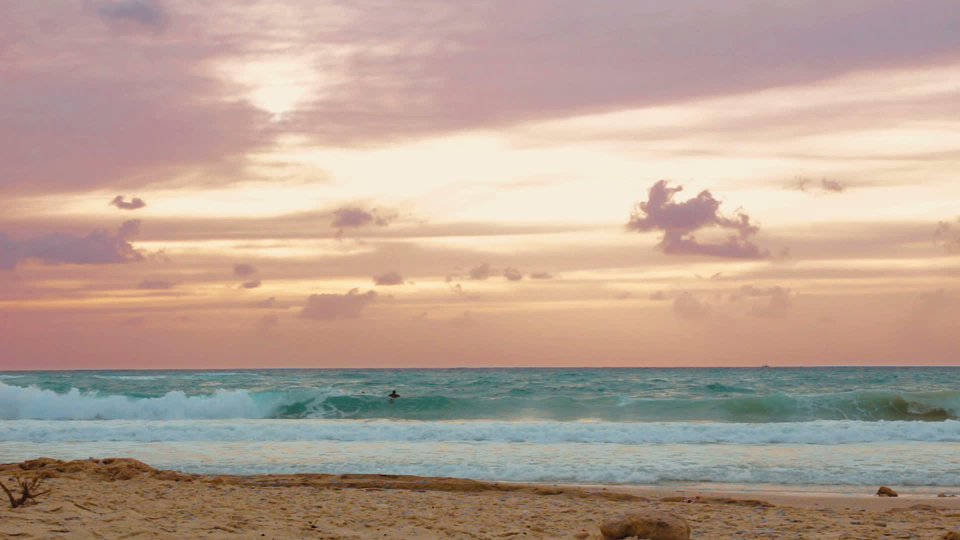 一群冲浪者在日落时在地中海结束时在以色列冲浪视频的预览图