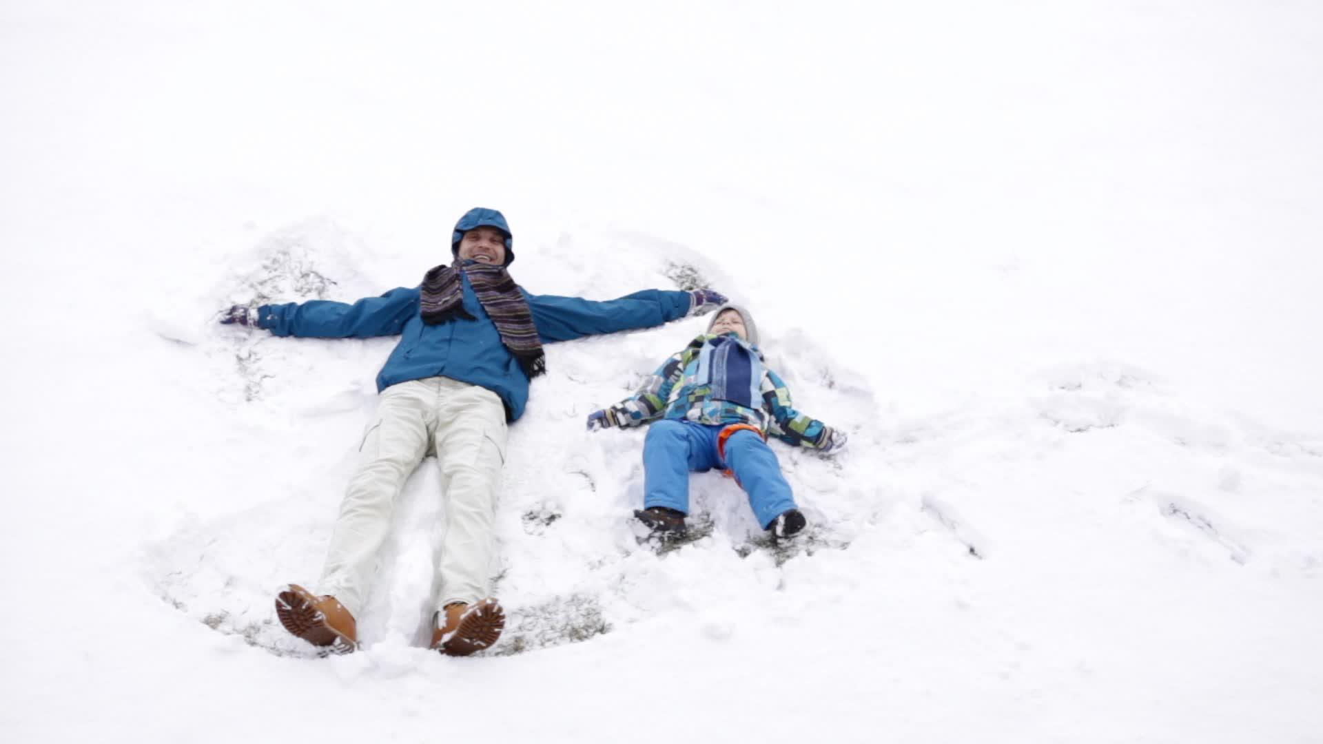 冬天父亲和儿子是雪天使视频的预览图