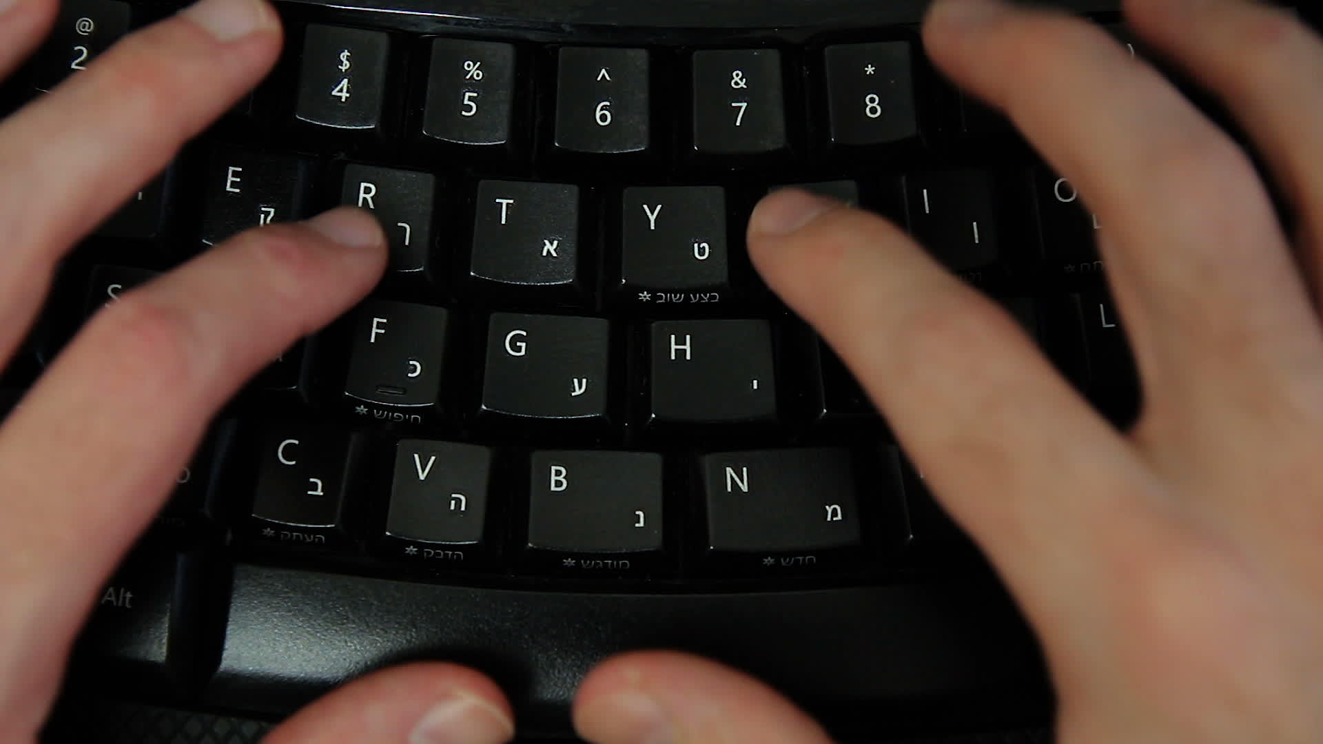 男人用键盘打字Hebrew和english字母视频的预览图