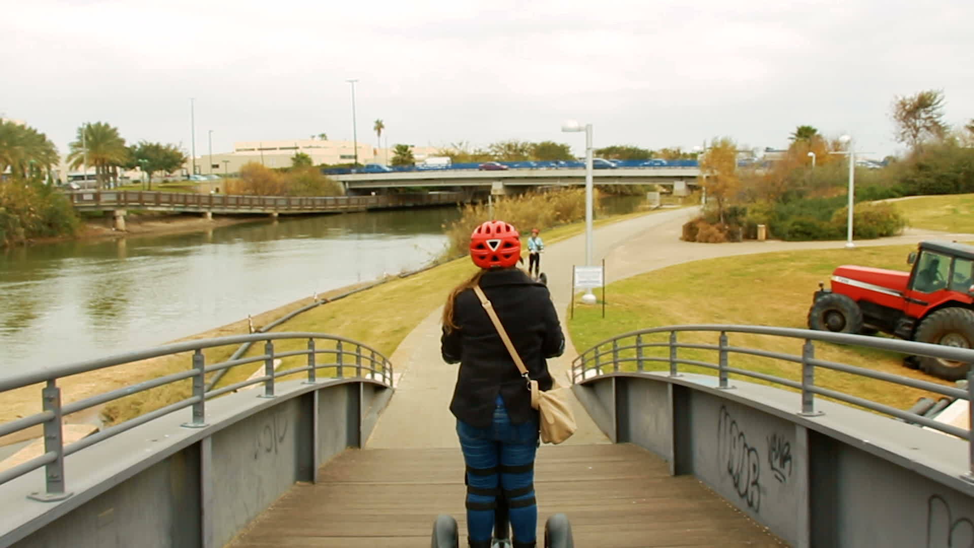 女人骑在公园的拐杖上视频的预览图