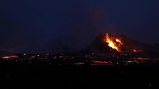 晚上火山喷发在冰原雷克雅内斯半岛爆发视频的预览图