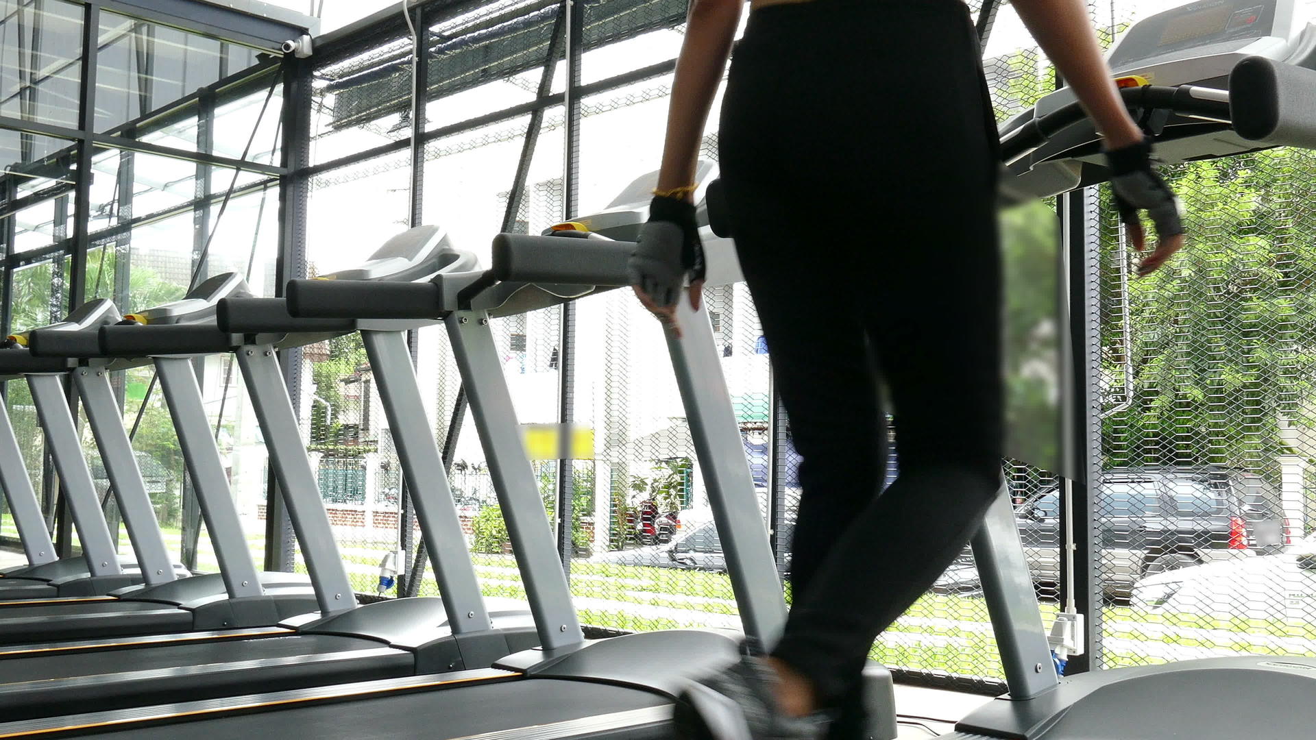 年轻女性在健身中心锻炼女运动员在健身房跑步机视频的预览图