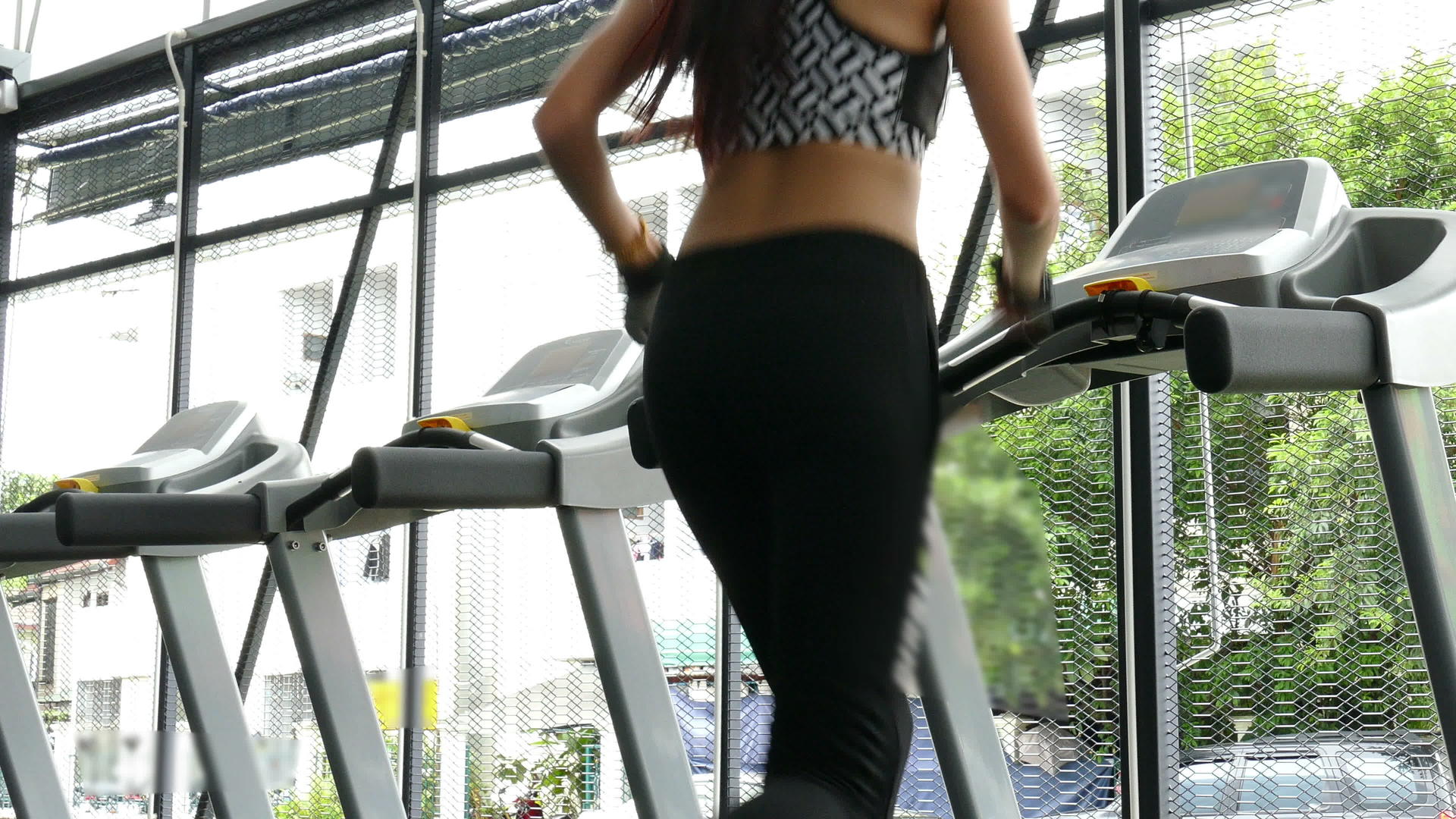 年轻女性在健身中心锻炼女运动员在健身房跑步机视频的预览图