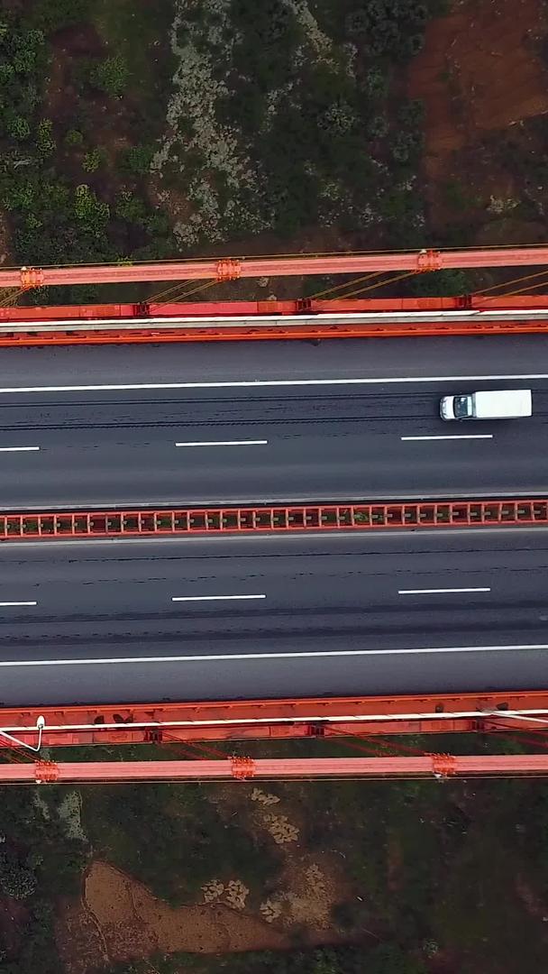 世界一流的高桥坝陵河大桥车辆行驶视频的预览图