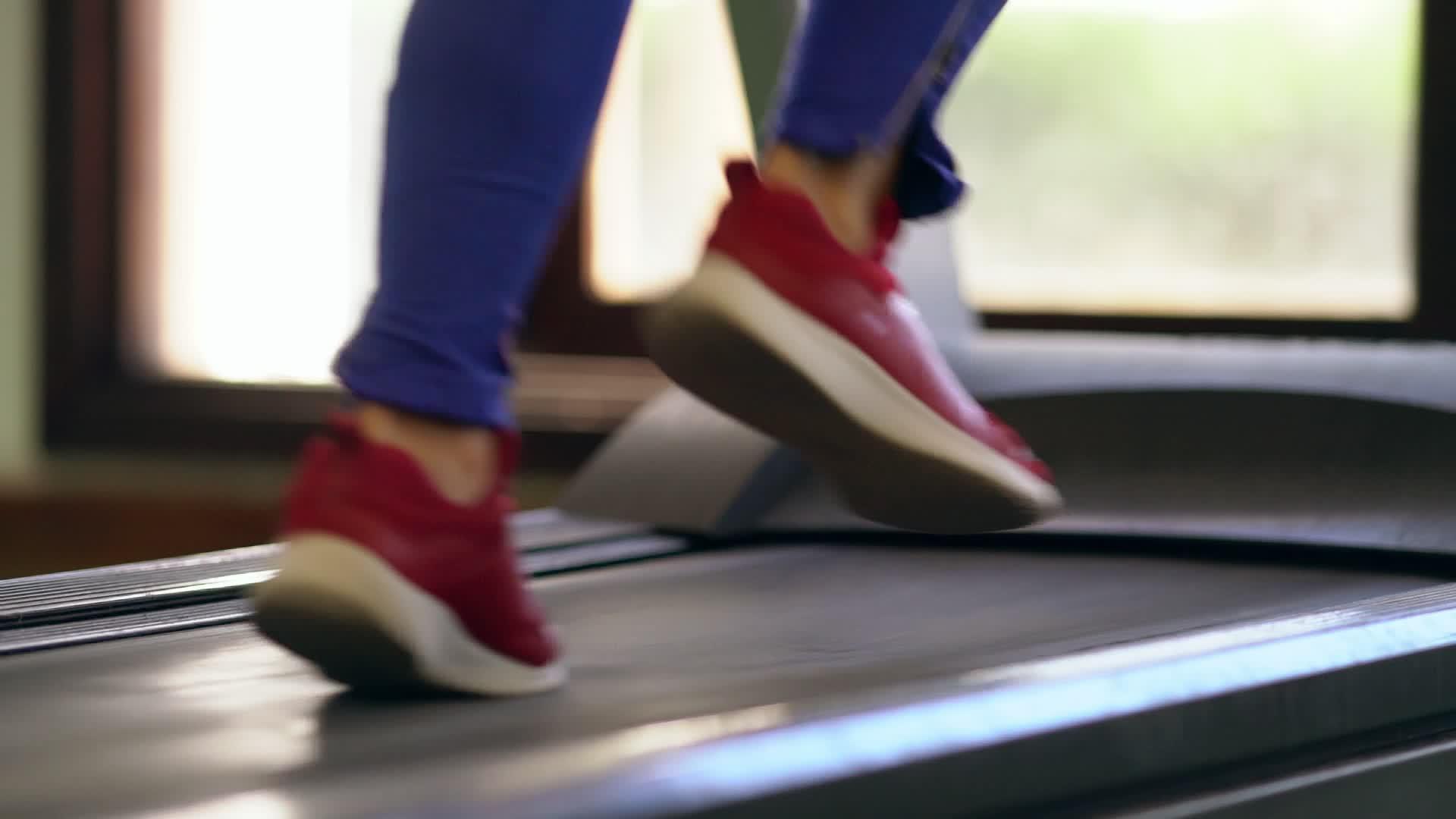 女人在移动跑步机上跑步视频的预览图