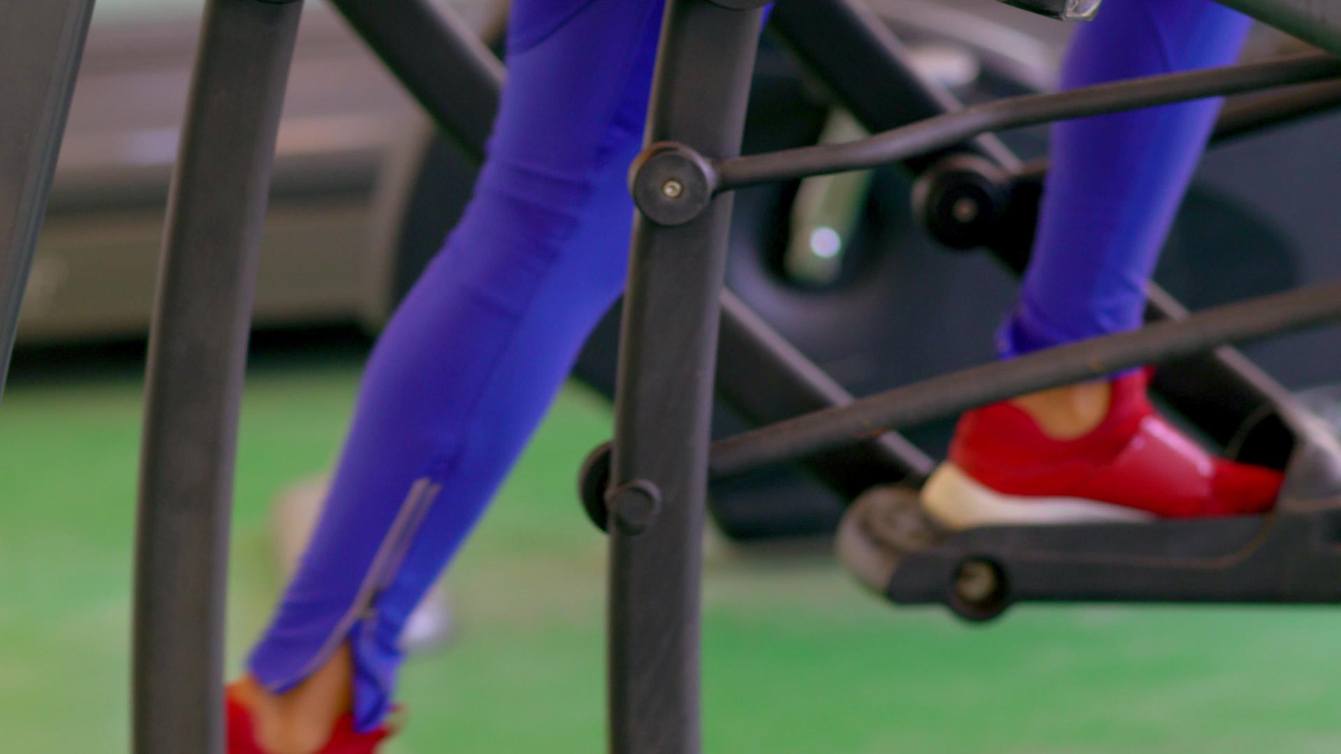 女性使用运动机穿红鞋视频的预览图