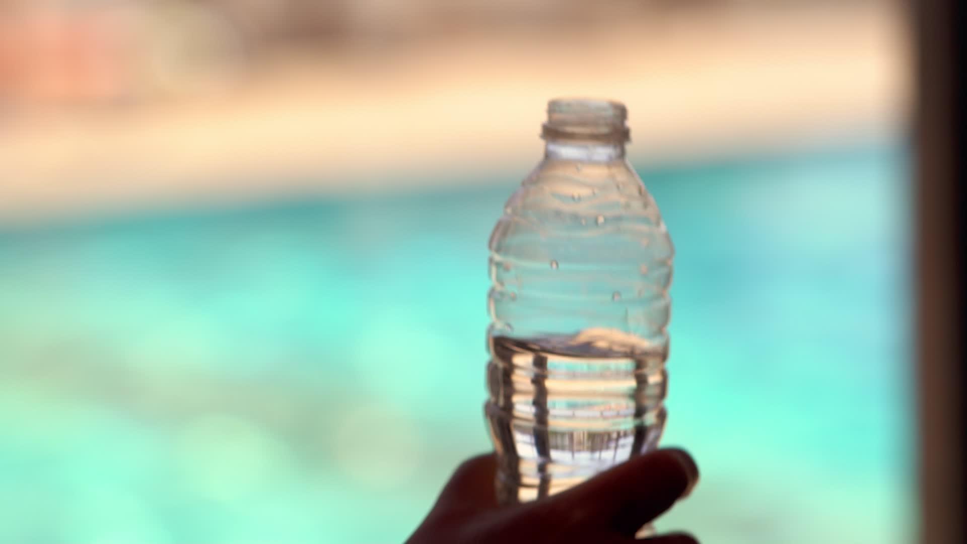 瓶装水饮者视频的预览图