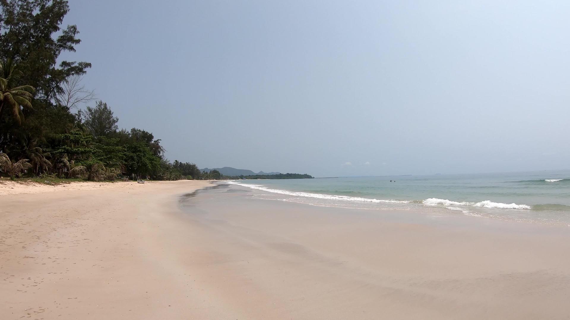 海浪冲击海滩和游客在泰国ThungWuaLaen视频的预览图