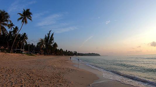 泰国海滩上的游客和光波背景ThungWuaLaen视频的预览图