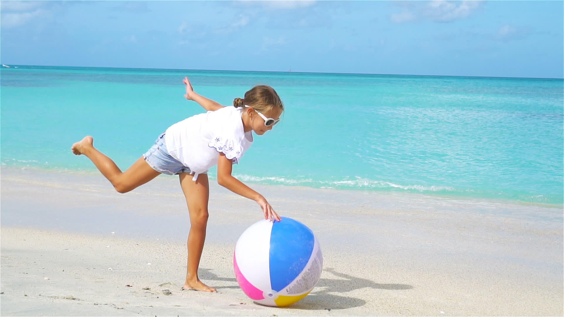 可爱的小女孩在海滩上打球视频的预览图