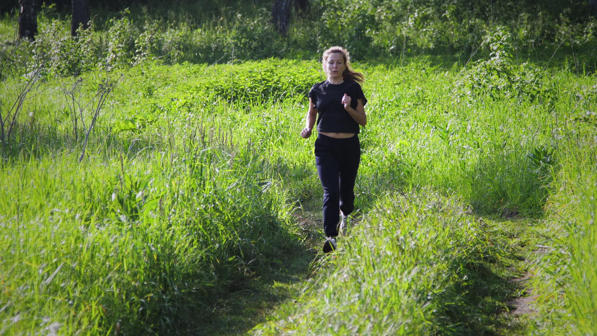 一个女孩在森林里跑来跑去视频的预览图