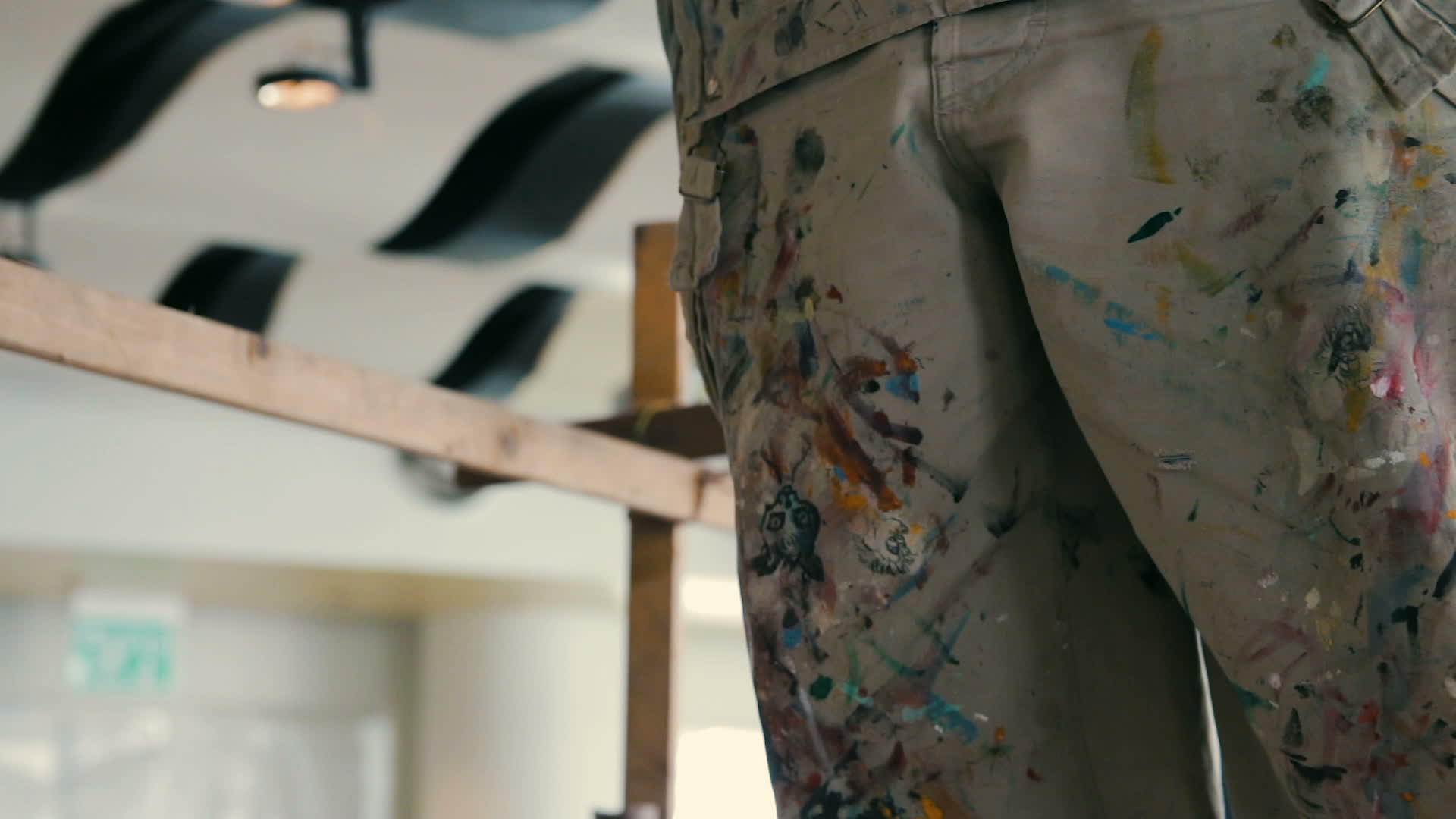 画家的脏裤子上有许多彩色的油漆标记视频的预览图