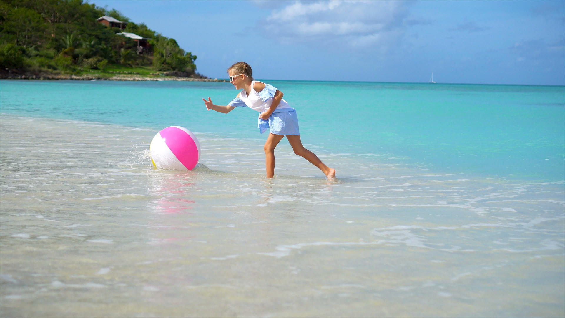 可爱的小女孩在海滩上玩球孩子们在夏天锻炼户外运动视频的预览图