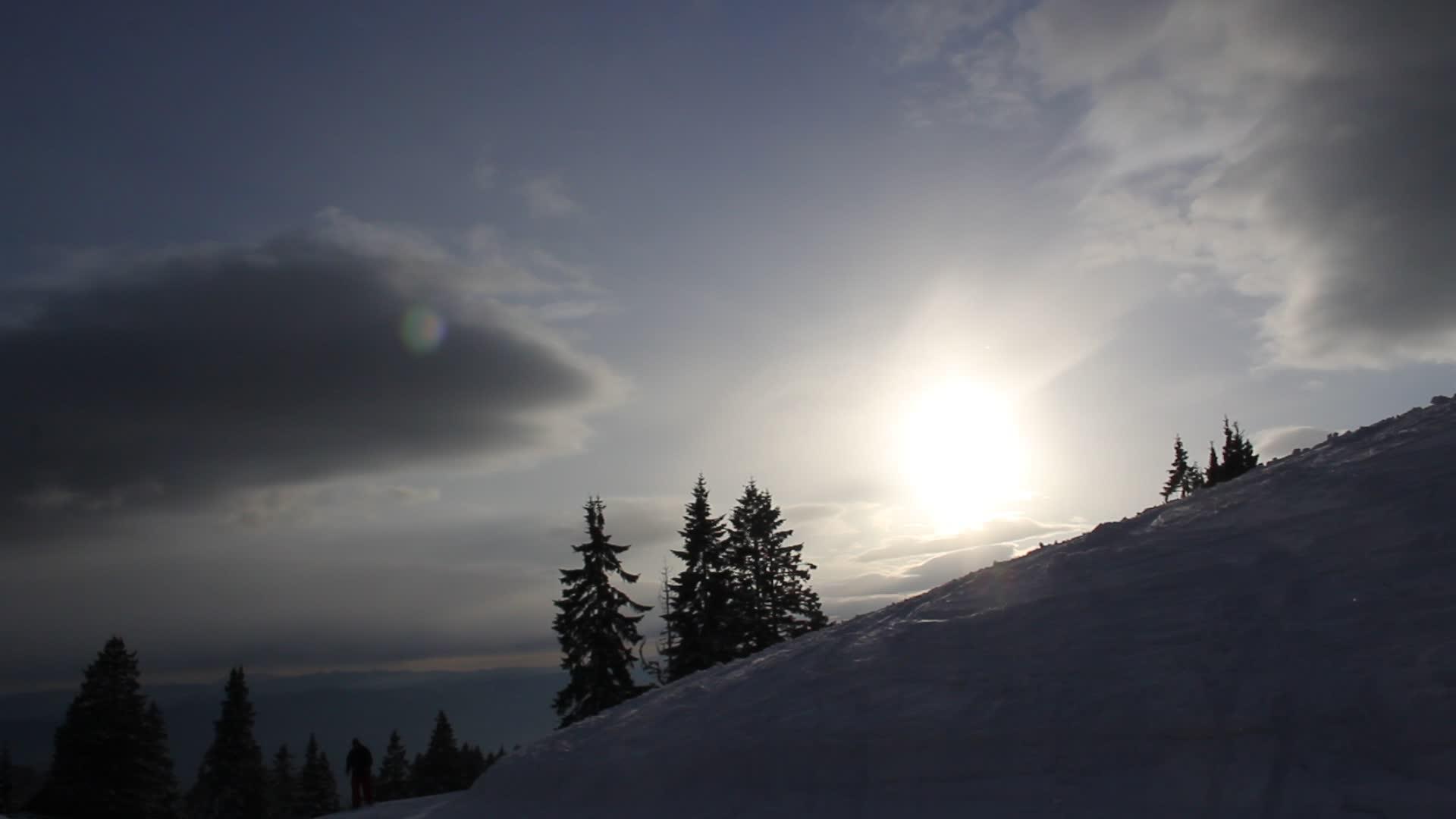 冬季日落滑雪中心视频的预览图