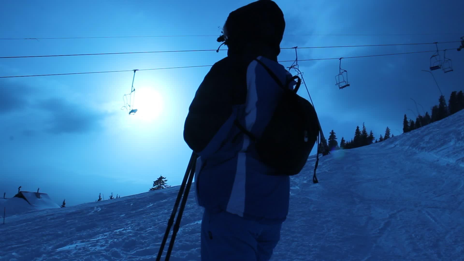 观察冬季滑雪中心妇女的情况视频的预览图