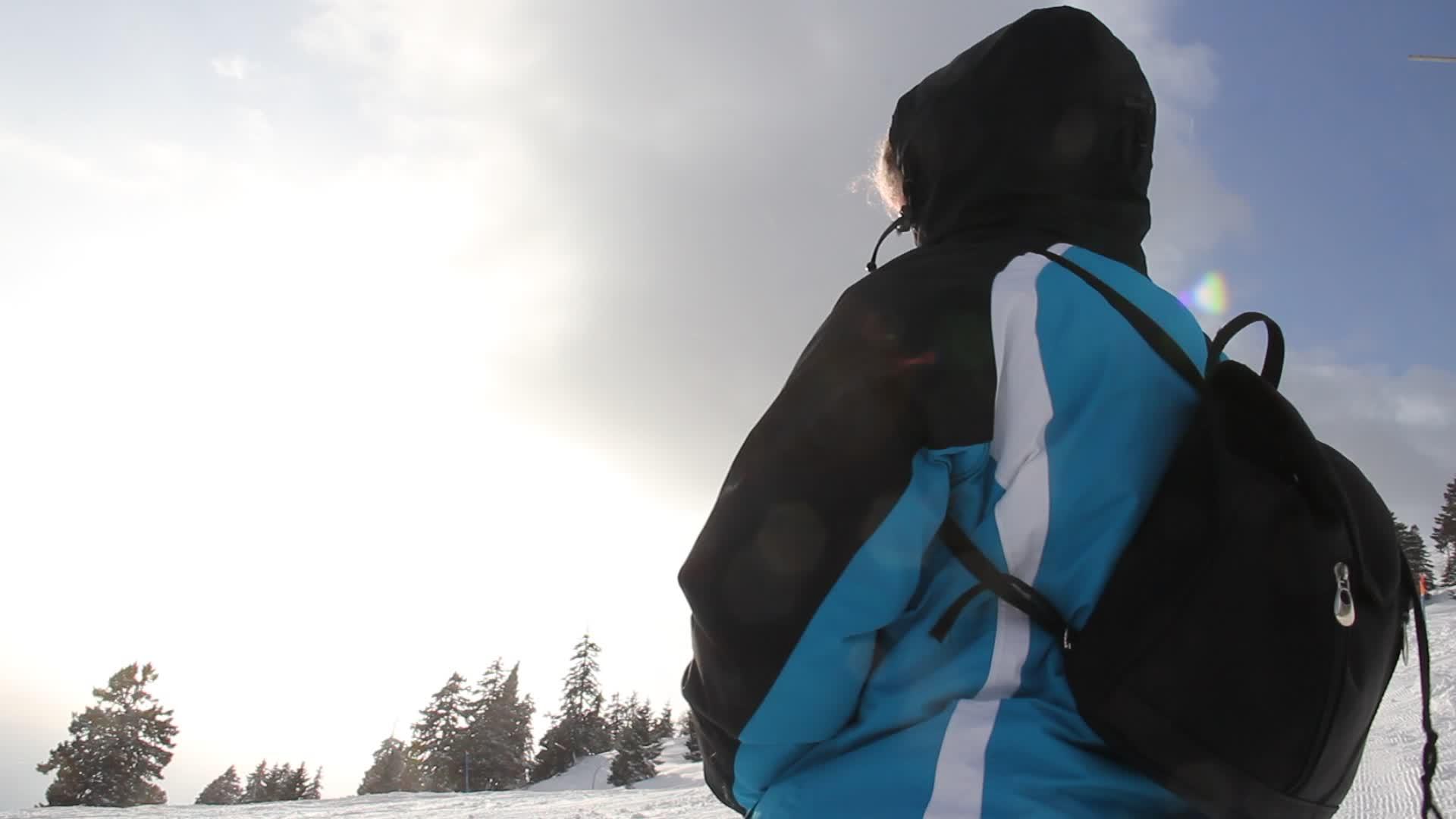 观察冬季滑雪中心妇女的情况视频的预览图
