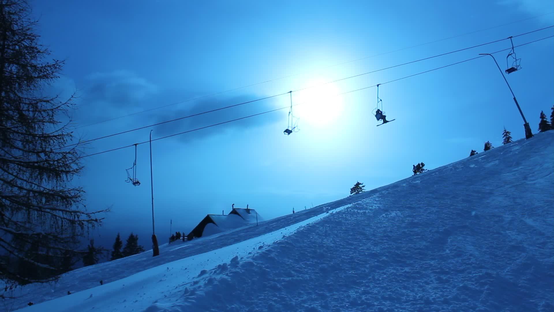 一天结束时的滑雪电梯视频的预览图