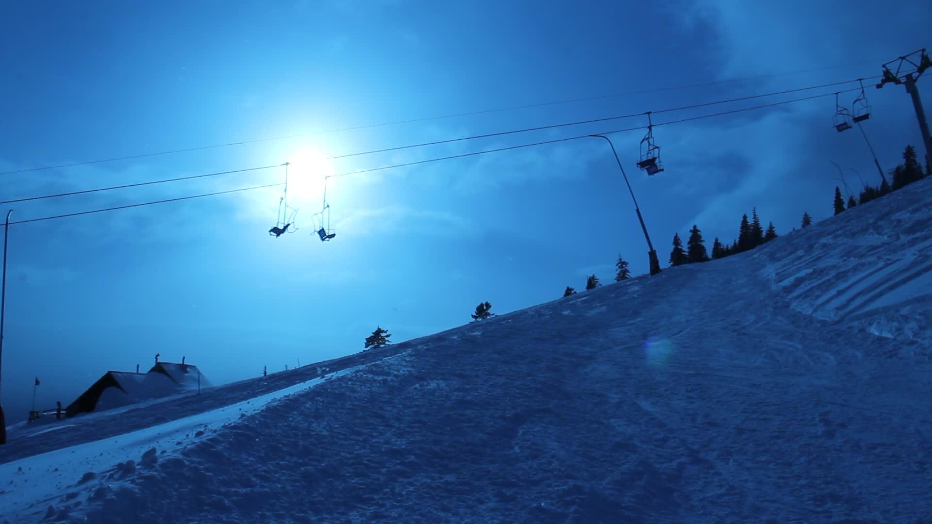 一天结束在滑雪中心坐滑雪电梯视频的预览图