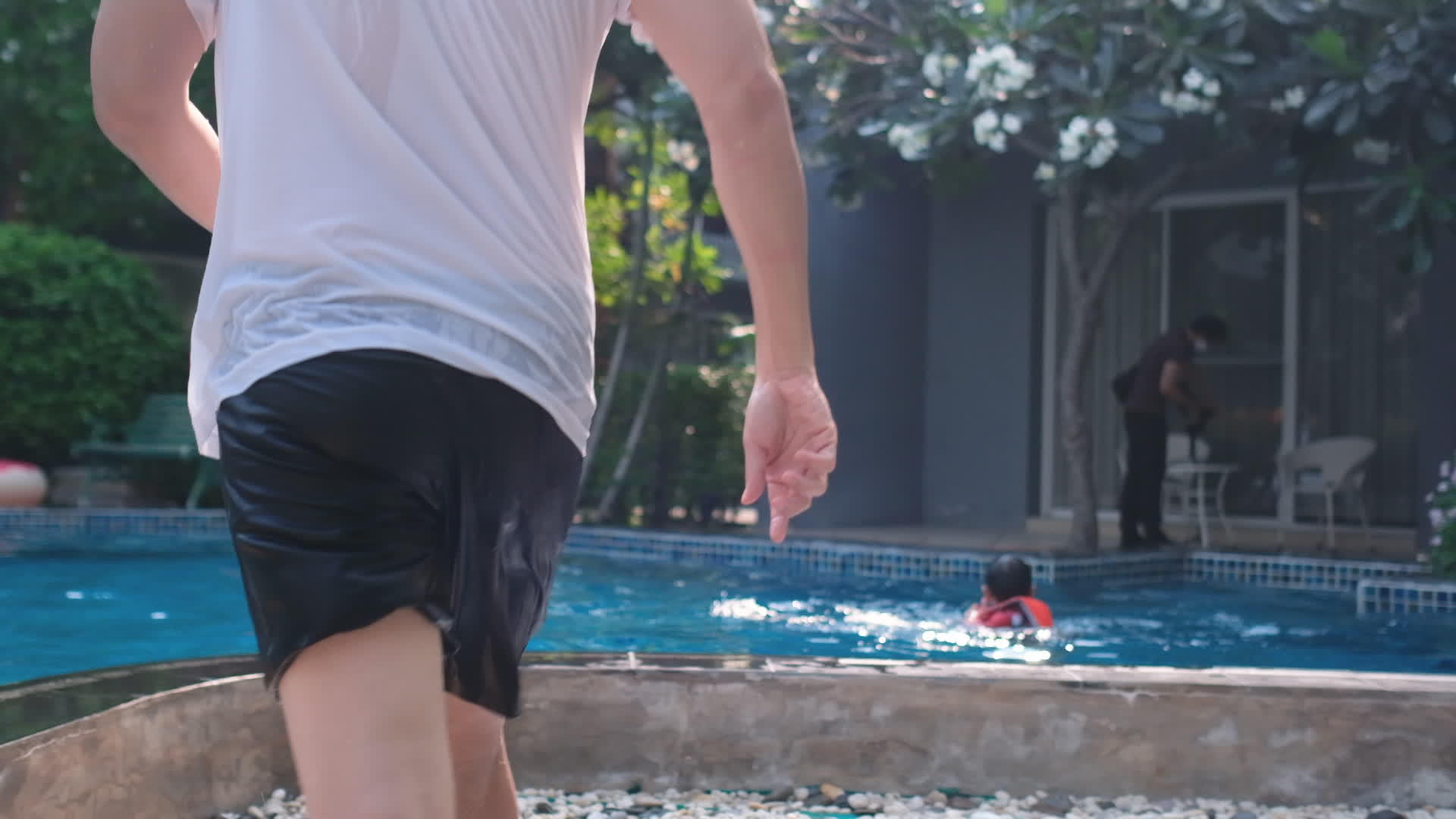 亚洲男子跳进酒店的游泳池溅起水花他似乎喜欢户外活动视频的预览图