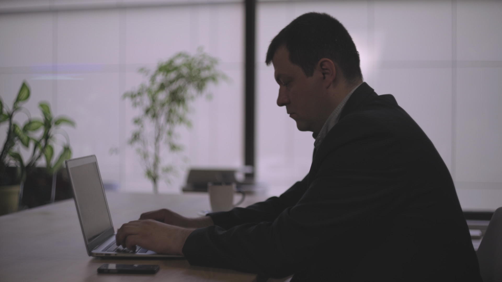 一名中年男子在办公桌上从事计算机工作视频的预览图