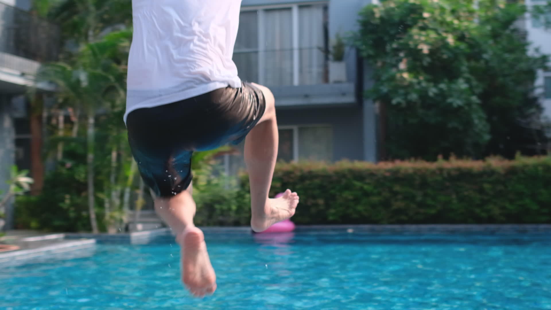 亚斯人跳进酒店的游泳池用水喷水他似乎很享受也很喜欢户外活动视频的预览图