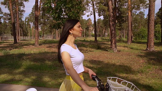 女人们骑自行车步行休息视频的预览图