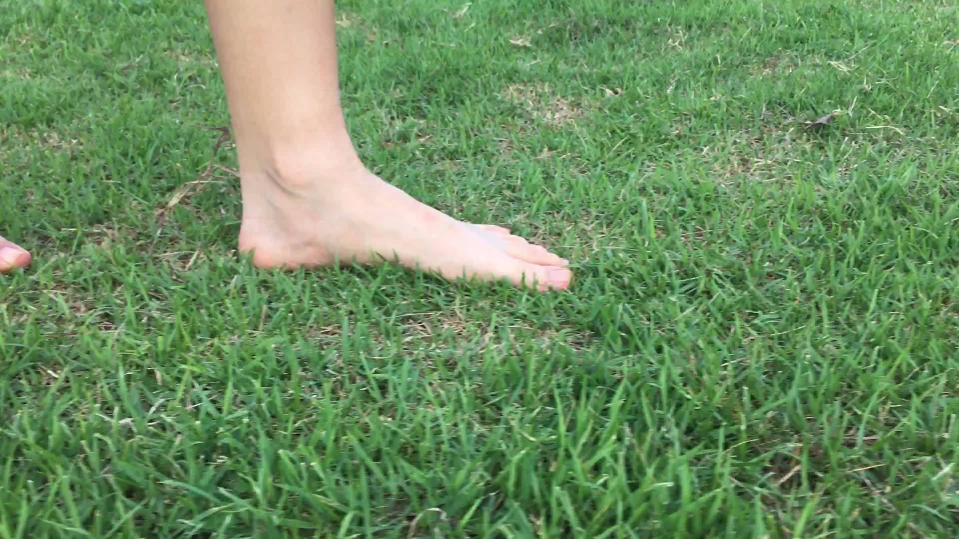 赤脚在天然绿草上视频的预览图