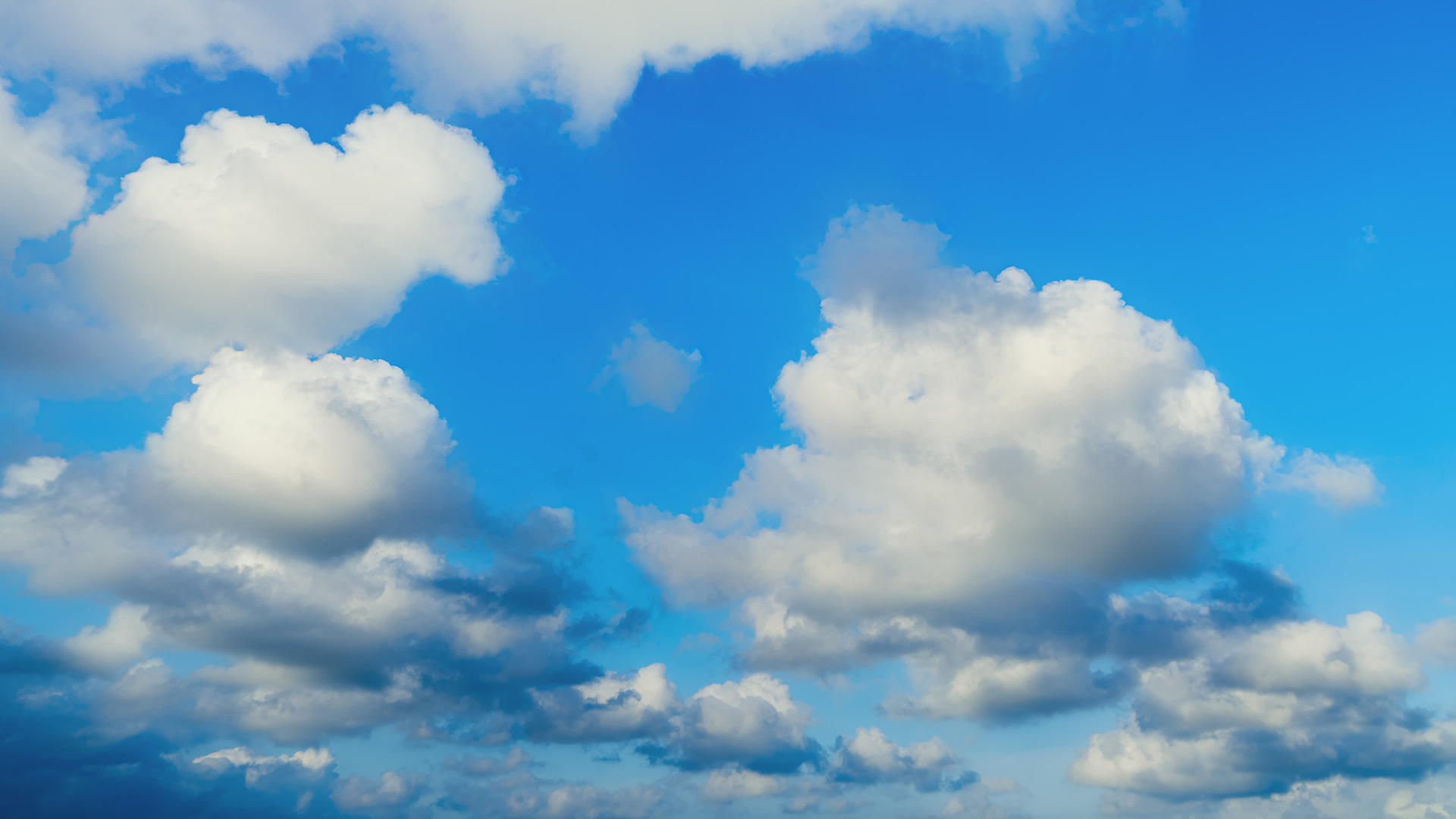 漂浮在蓝色天空中的美丽云朵视频的预览图