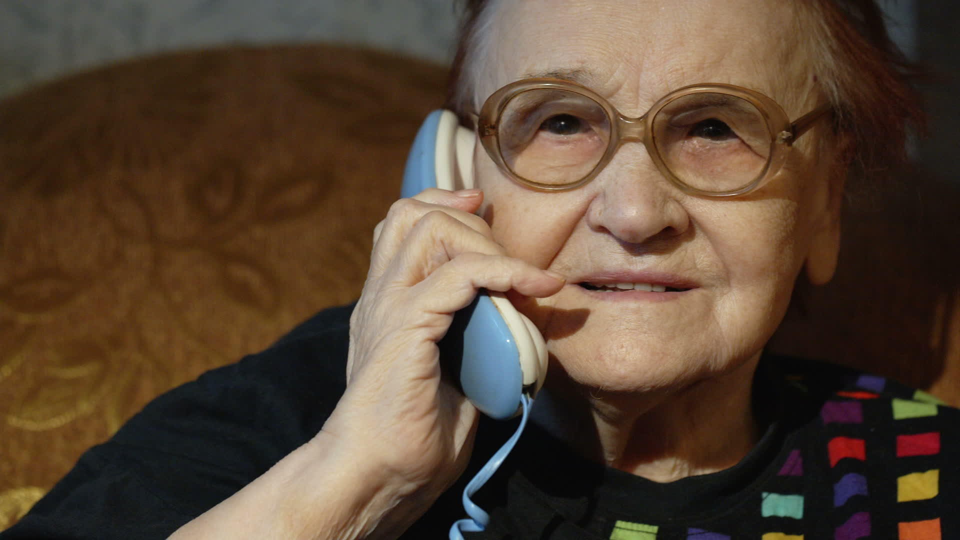 戴眼镜的老年妇女打电话来视频的预览图