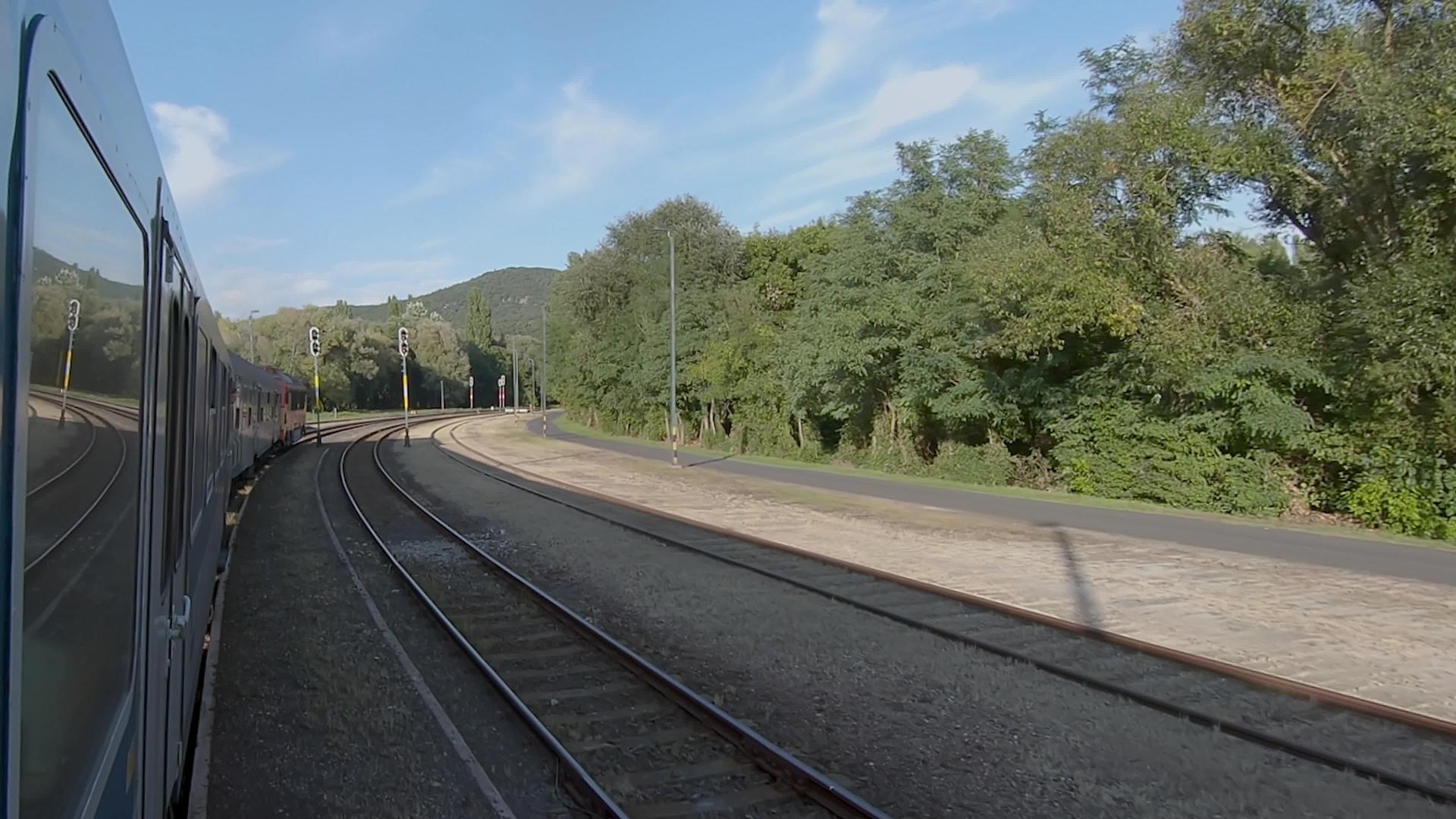 火车在车站停机坪上移动慢动作片段视频的预览图
