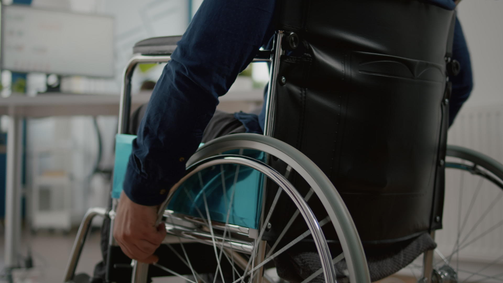 与他人一起坐在轮椅上进入公司的残疾人视频的预览图