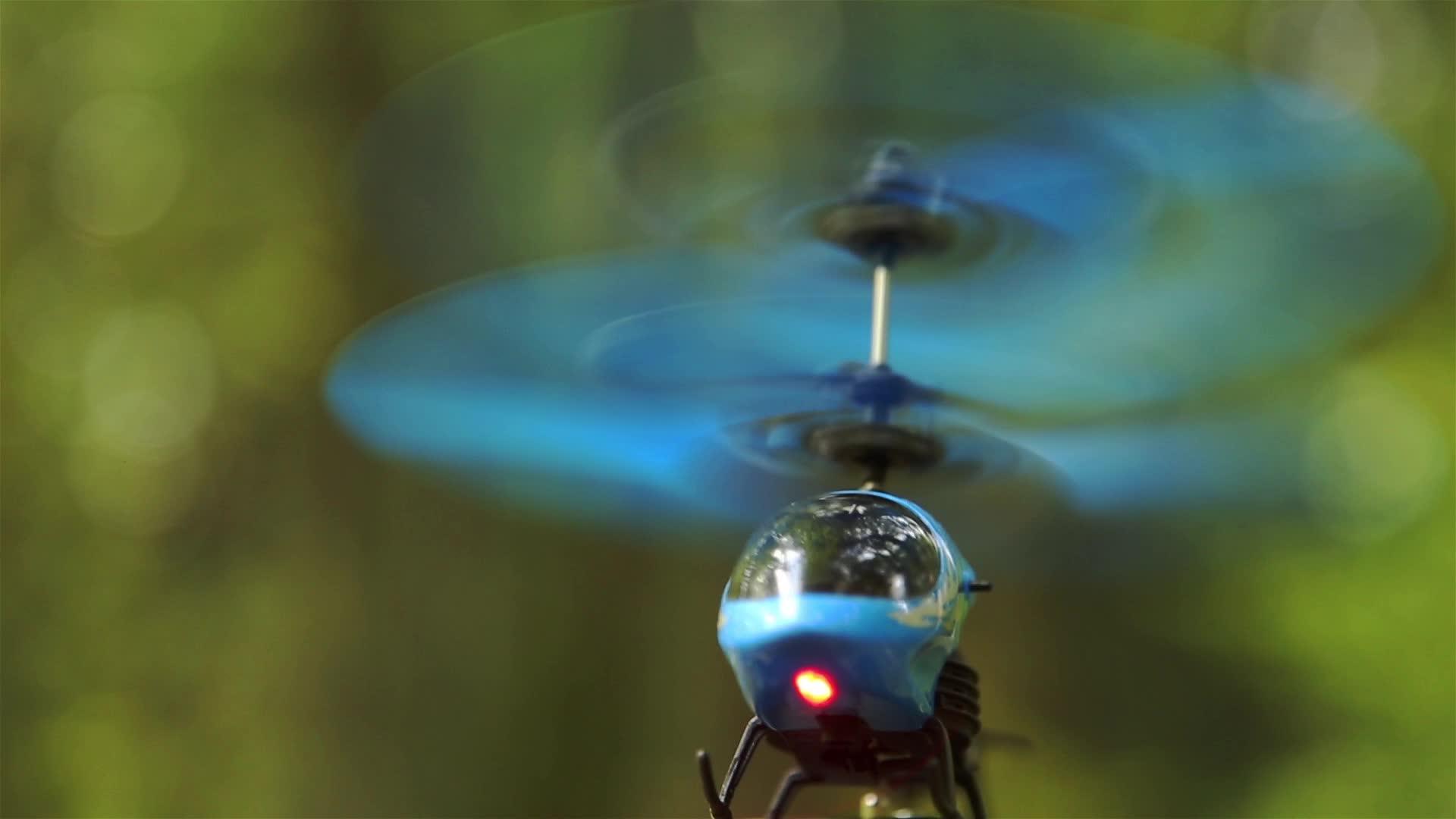 蓝弧直升机在森林公园区域的空中盘旋hd视频的预览图