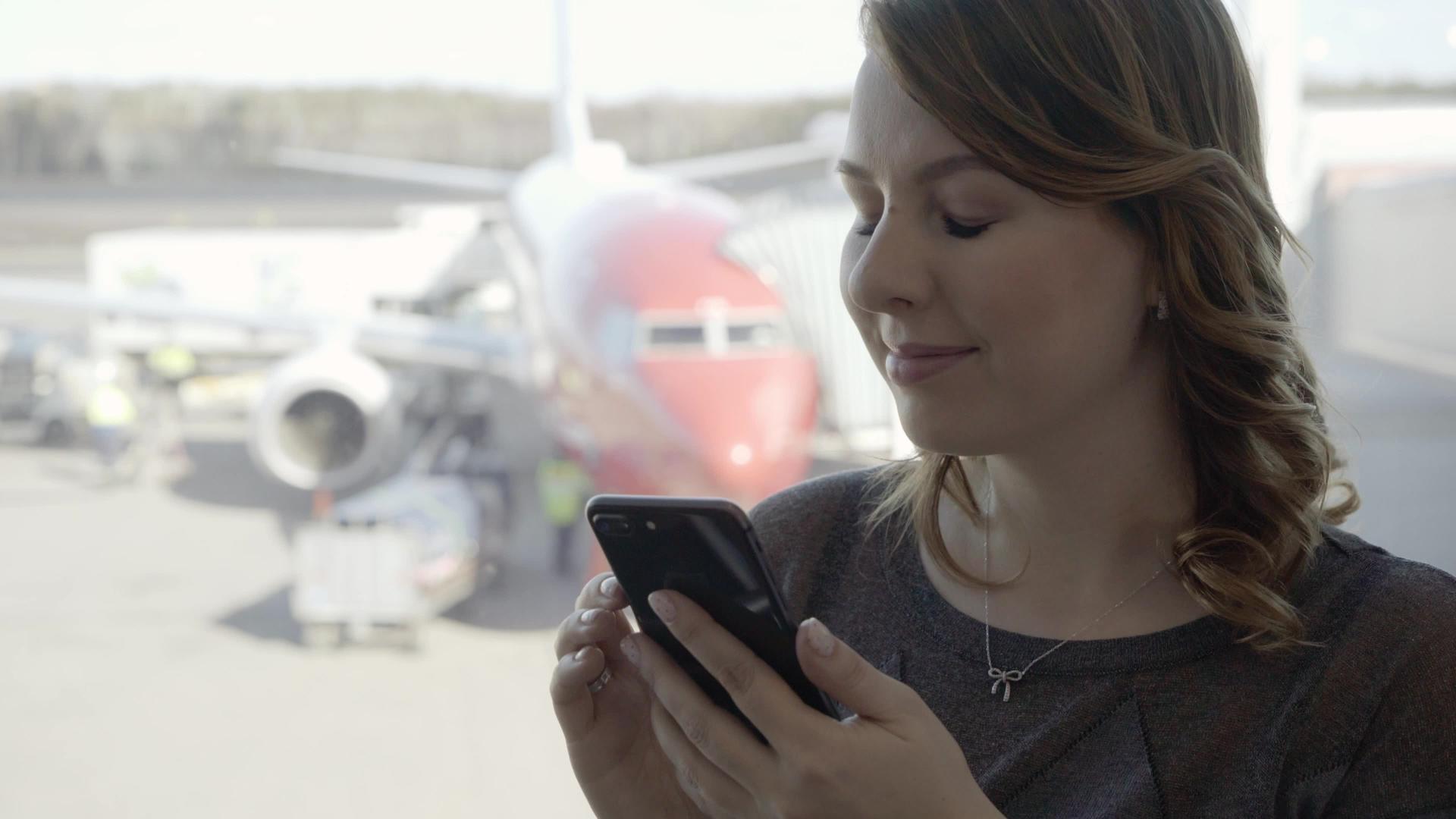 在机场使用智能手机的女性数量视频的预览图