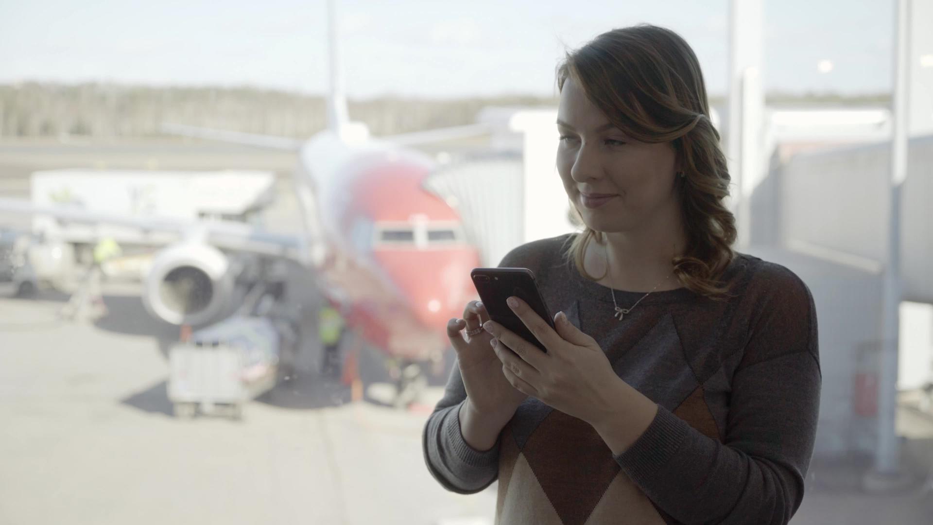在机场使用智能手机的女性数量视频的预览图