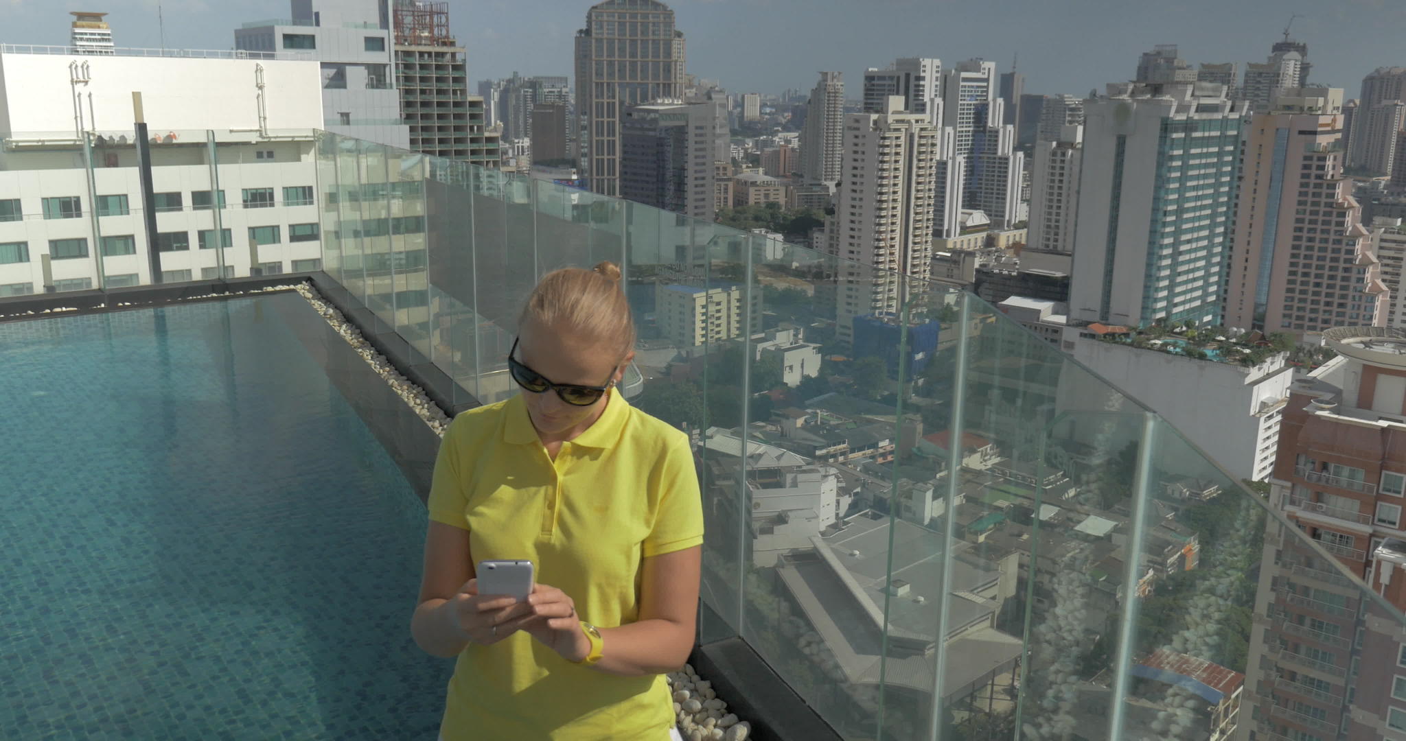 在泰国Bangkok把移动自拍的女性放在屋顶上视频的预览图