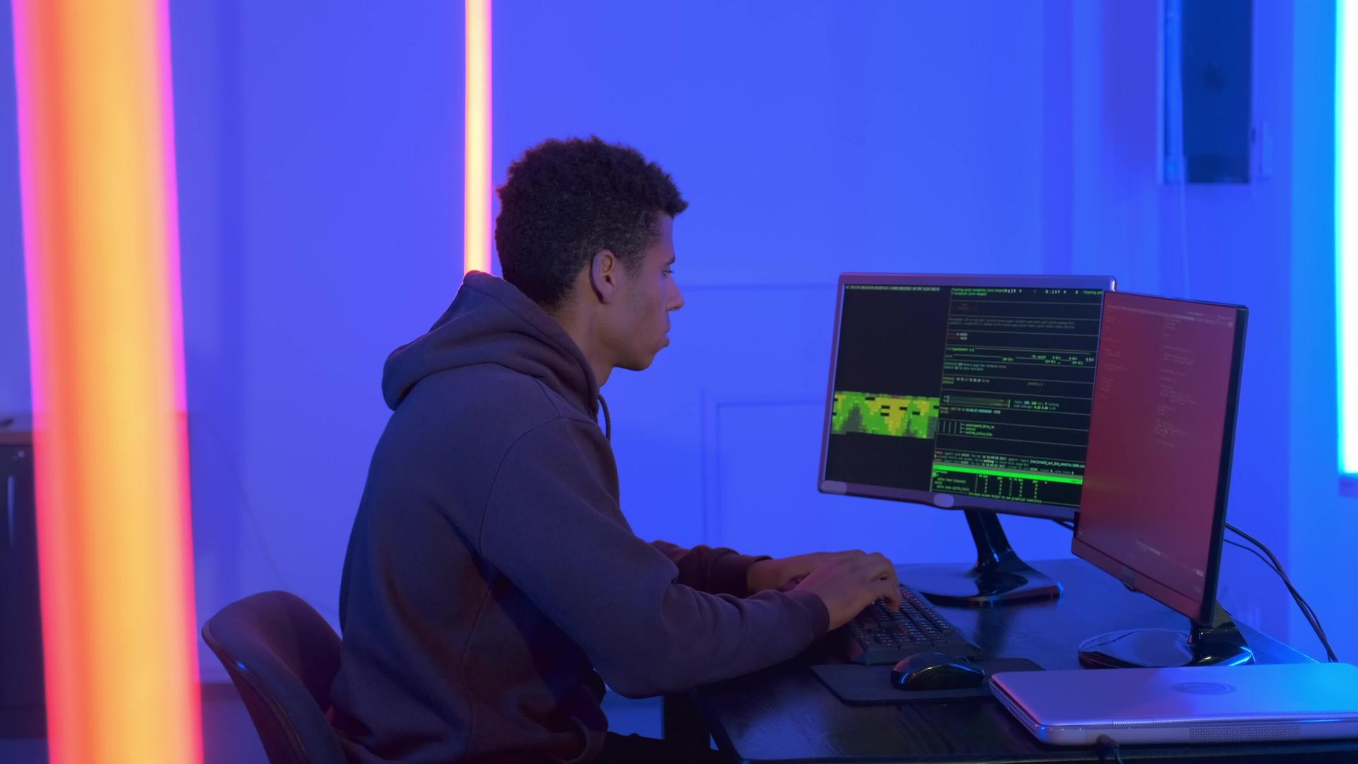 非洲程序员在网络安全中心工作的剖面图视图视频的预览图