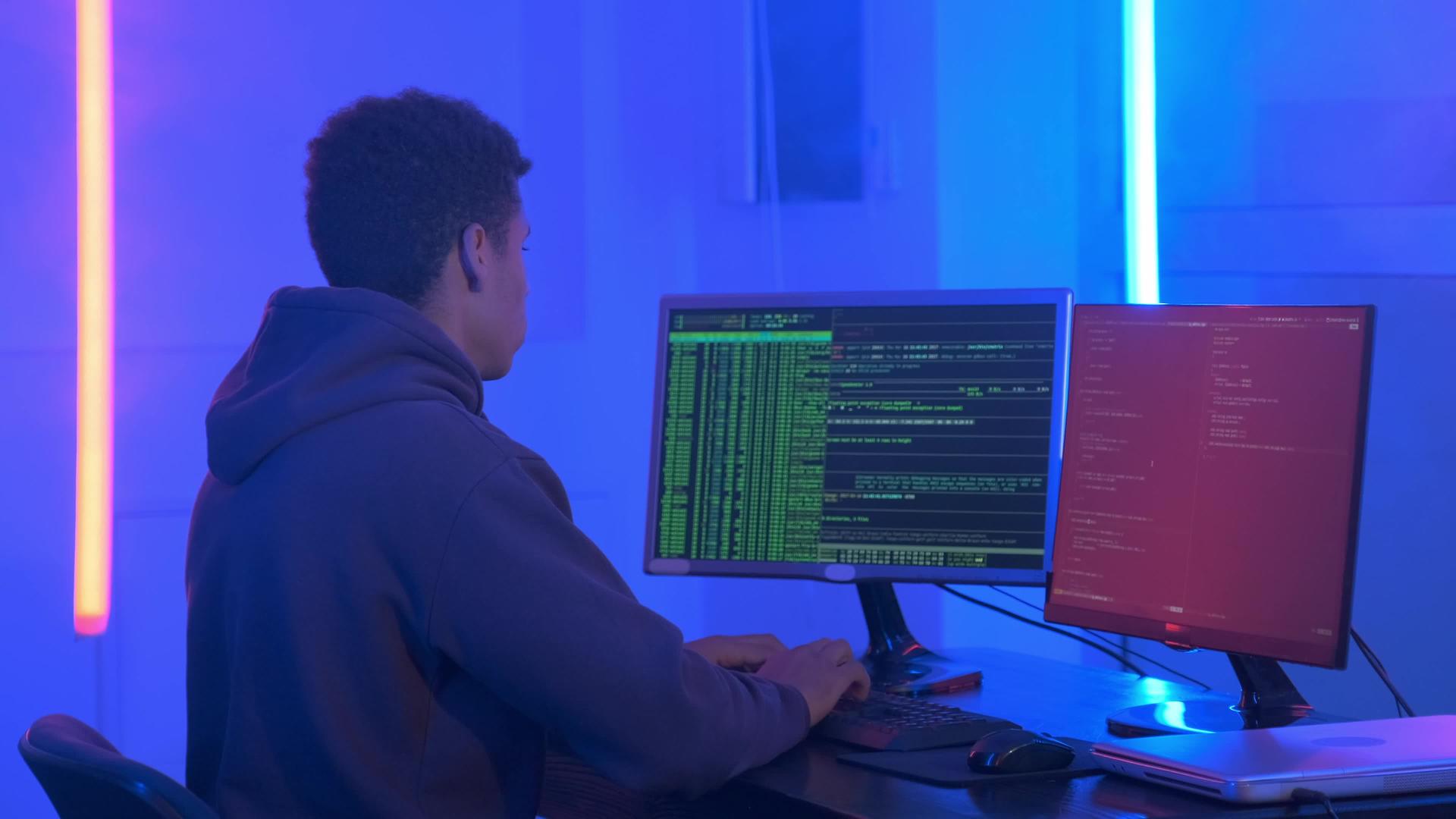 非洲年轻人非洲年轻人在黑暗的房间里写黑客程序视频的预览图