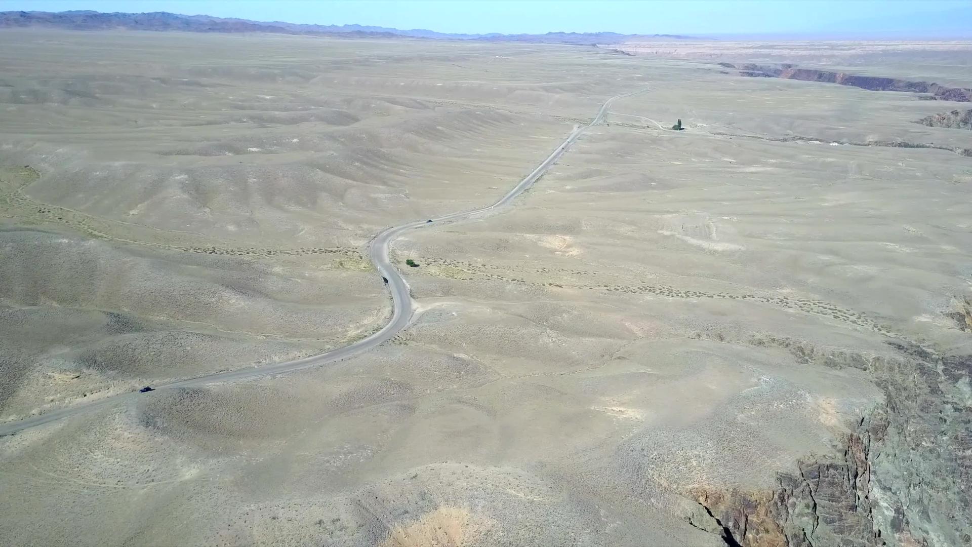 几辆车在通往草原的路上视频的预览图