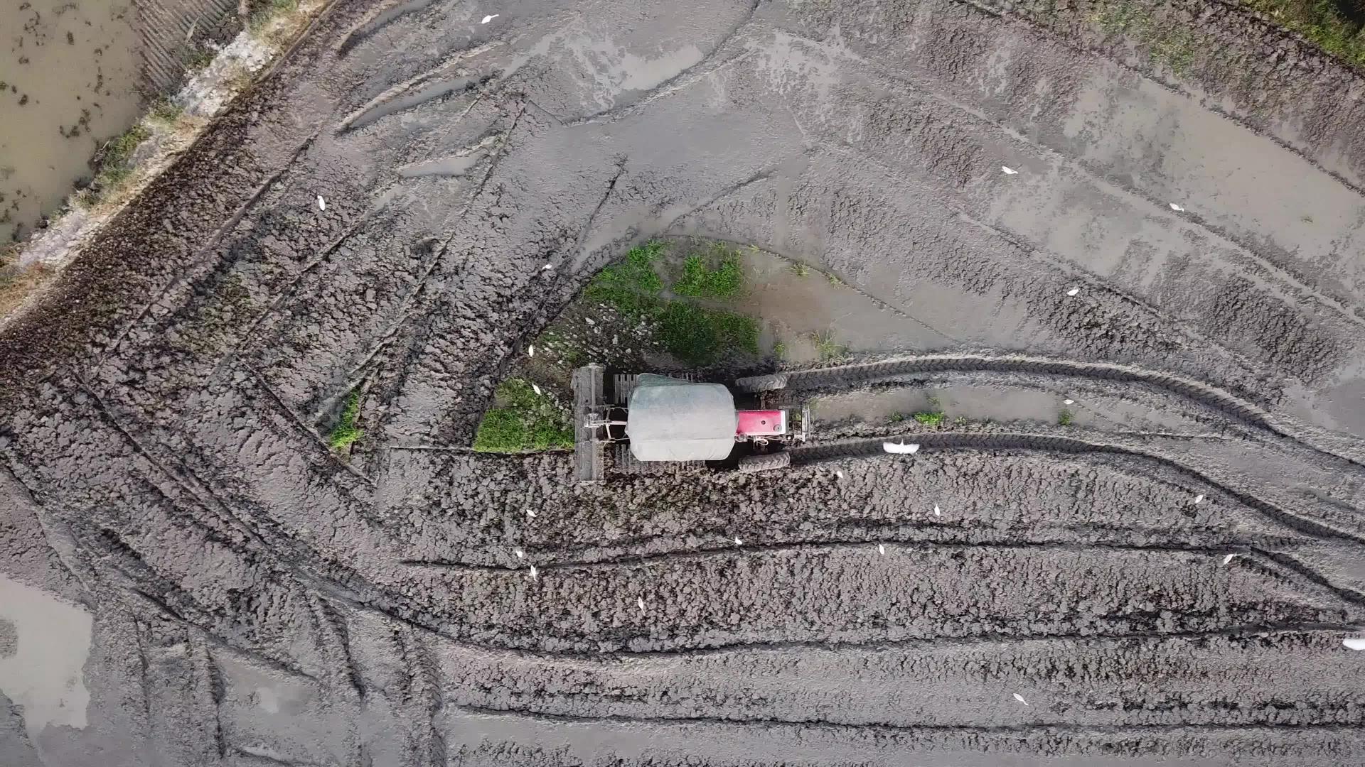 向下看拖拉机犁耕种土视频的预览图