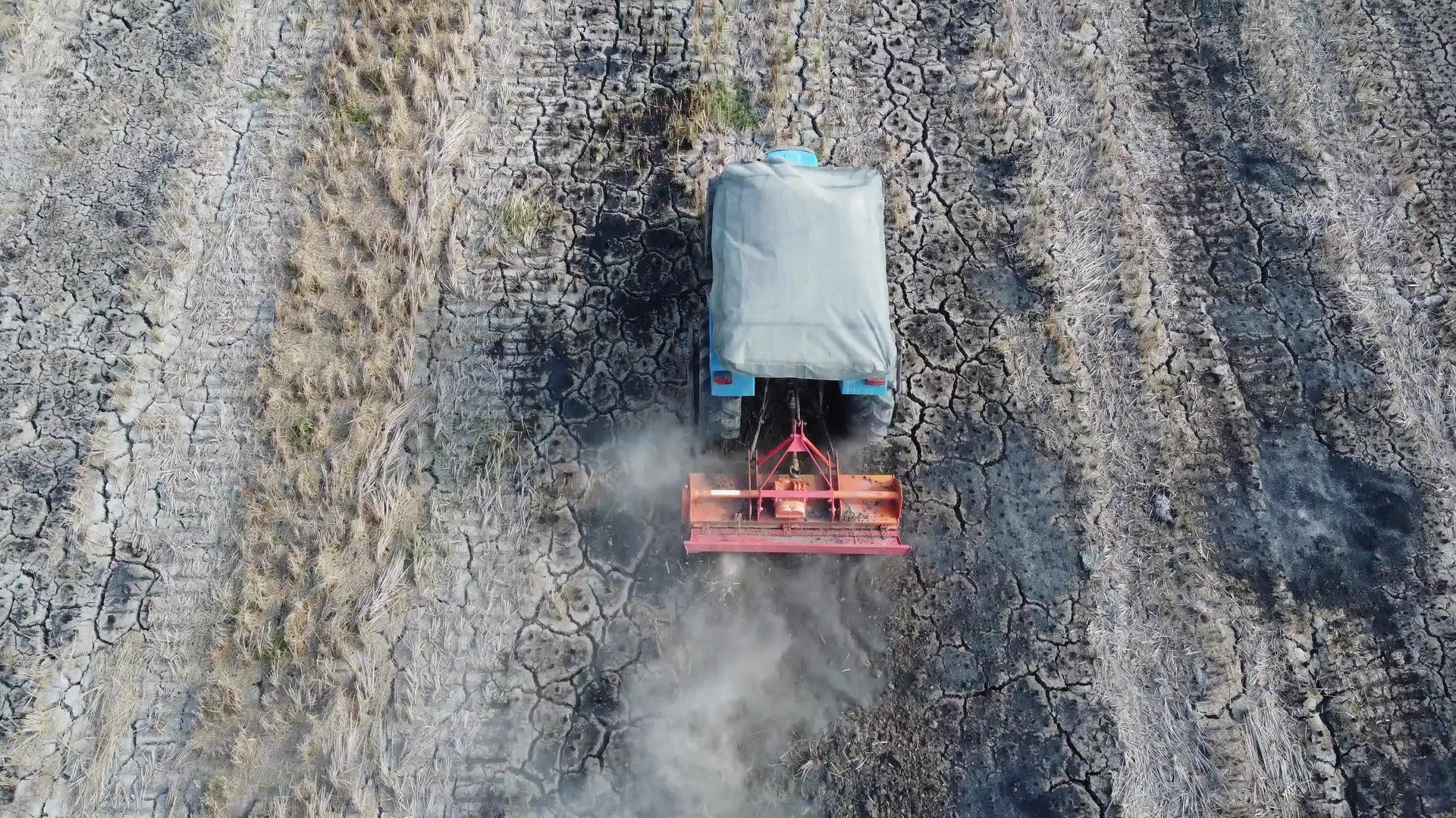 拖拉机种子床用于准备稻田种植用地视频的预览图