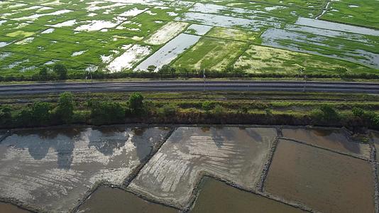 被稻田包围的铁路在空中滑行视频的预览图