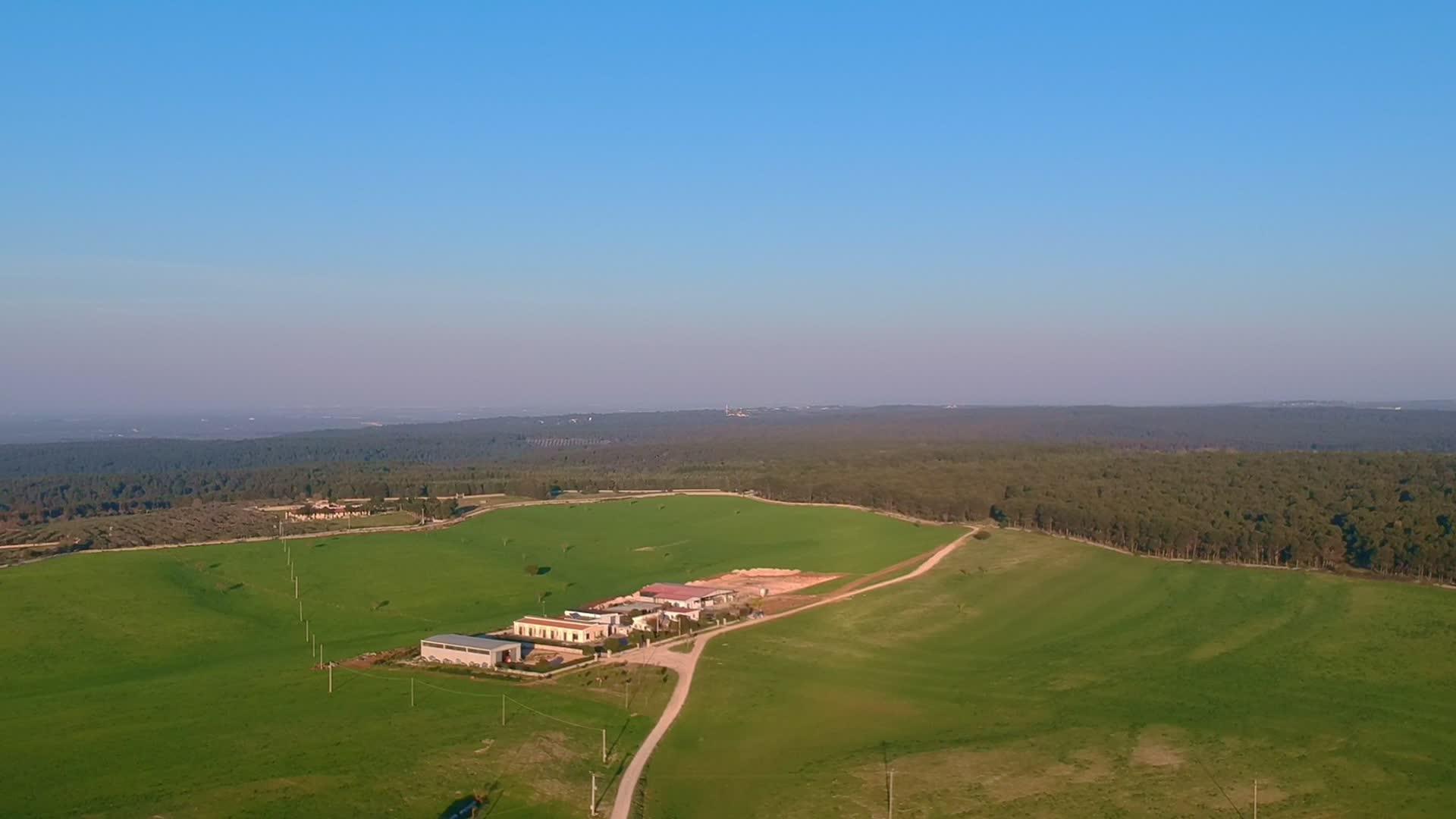 观察普格利亚农村一个农场的空气视频的预览图