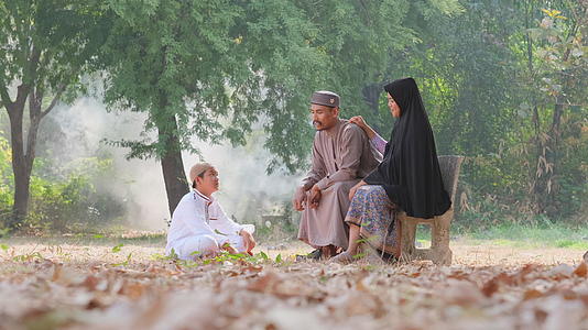 穆斯林家庭住在家附近的花园里和一些故事聊天视频的预览图
