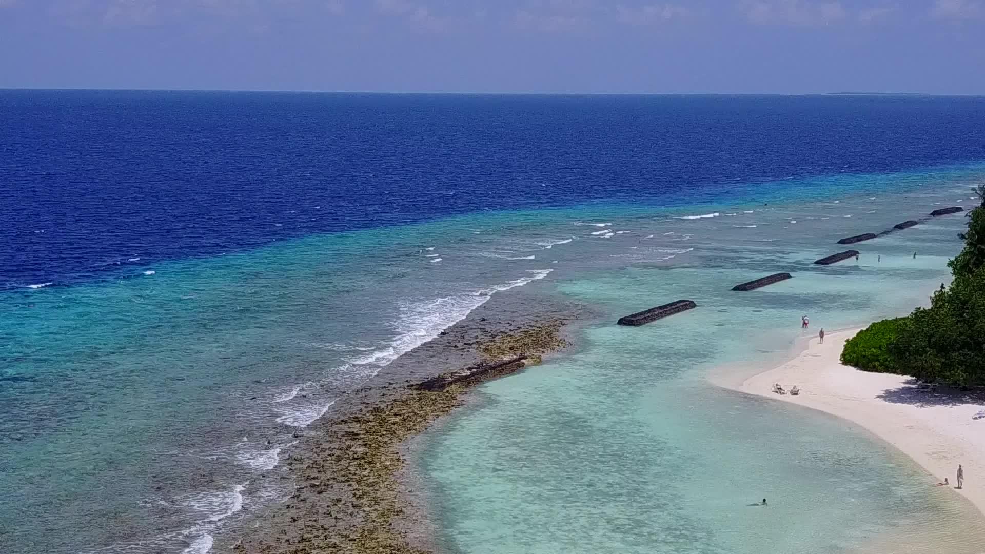 蓝洋海岸海滩时间使用蓝绿水和白沙背景的蓝绿水视频的预览图