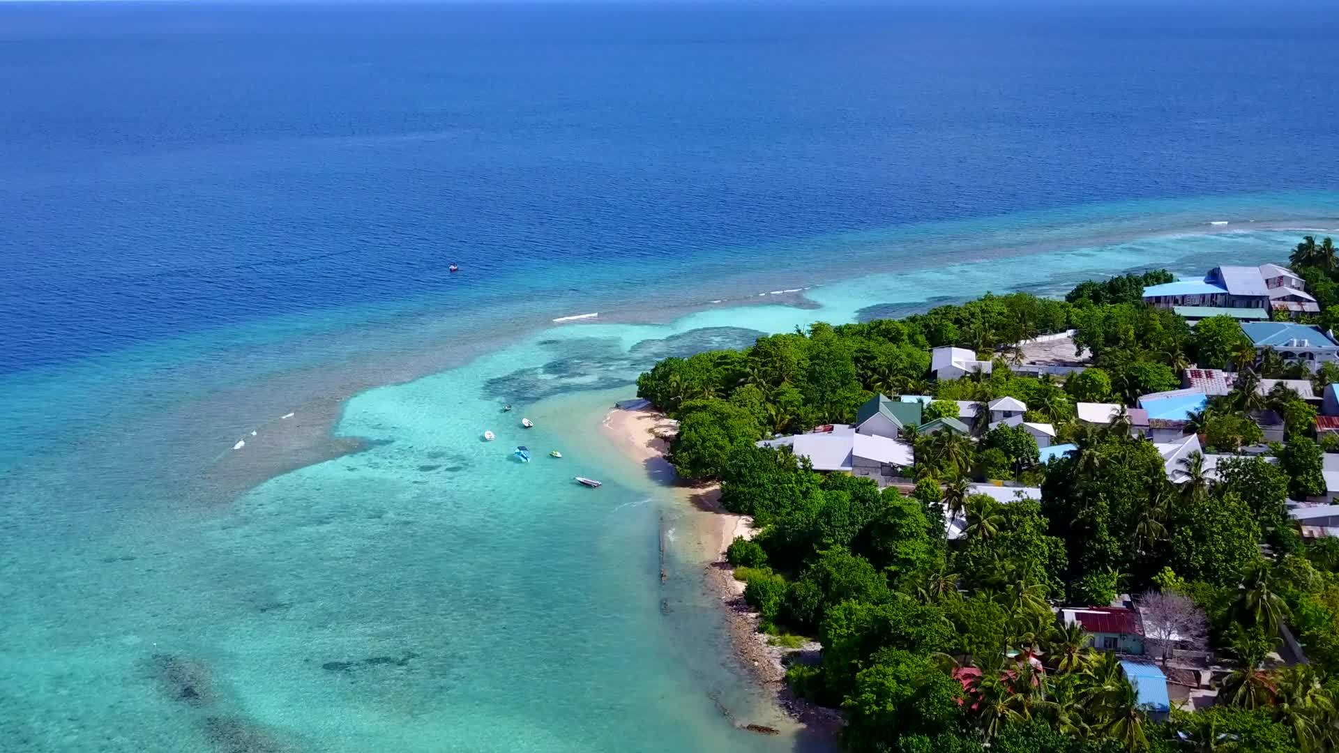 浅环礁湖和白沙背景的海滩海景景观视频的预览图