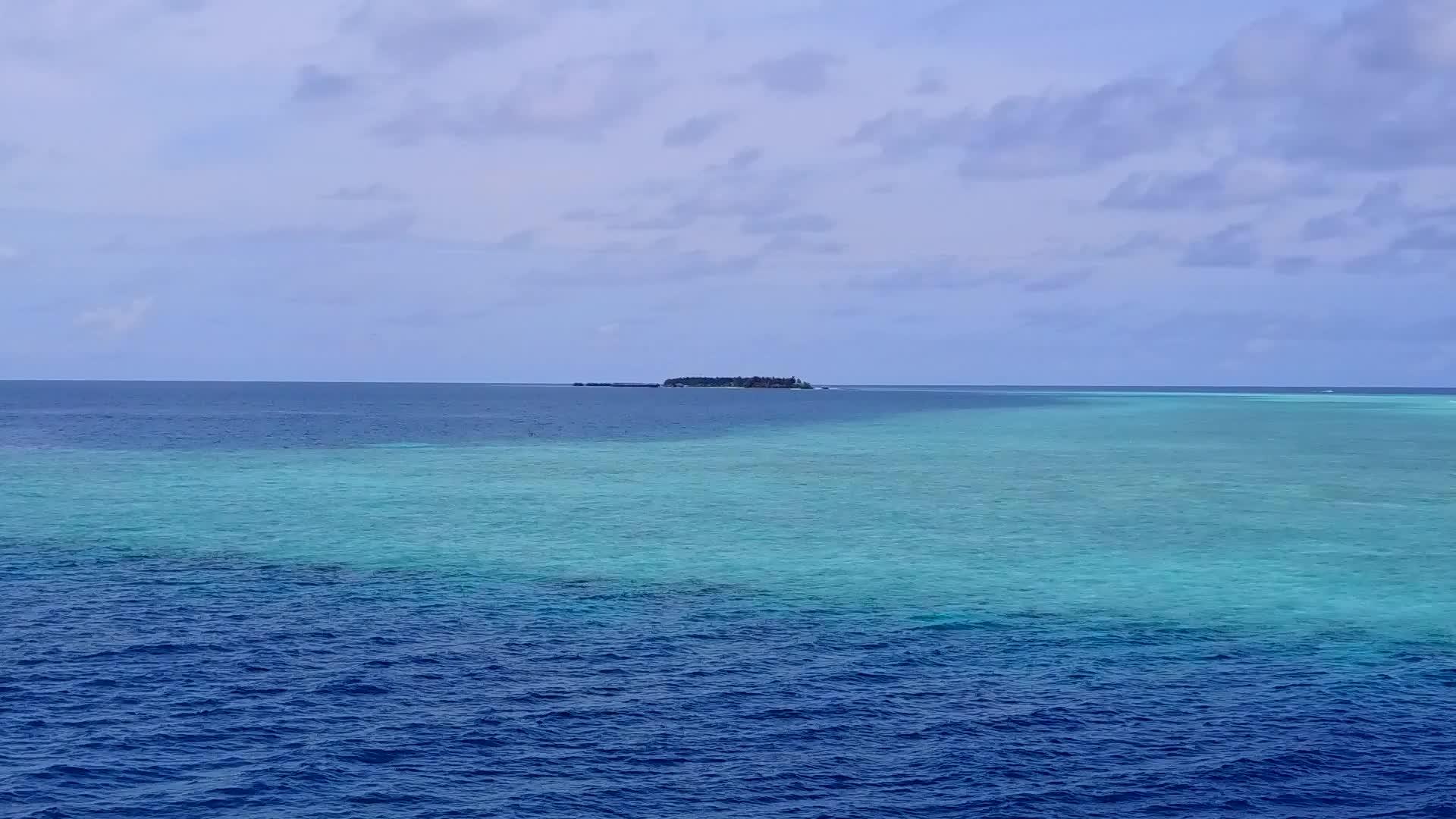 在绿松石水和白沙的背景下完美的海岸线海滩冒险无人机空中视频的预览图